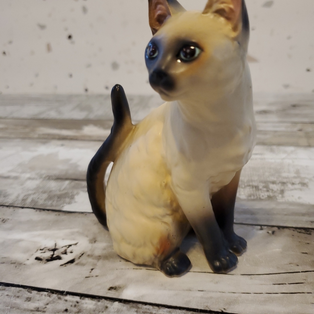 Vintage Beautiful Siamese Cat Figurine #1105 - Picture 9 of 9